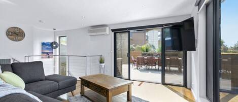 Televisio, kirjoja, työhuone