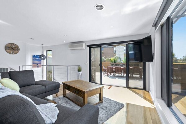 Tv, bøger, kontorer