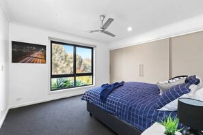 4 bedrooms, desk, iron/ironing board, travel crib