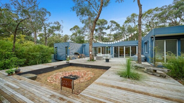 A modern house with a deck, a fire pit, and a garden area. - Aireys Bush Retreat - Spacious home with huge deck (Aireys Inlet)