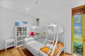 4 bedrooms, iron/ironing board, WiFi