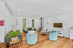 TV, fireplace - Aireys Bush Retreat - Spacious home with huge deck (Aireys Inlet)