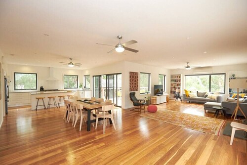 Claystone - walking distance to the beach!