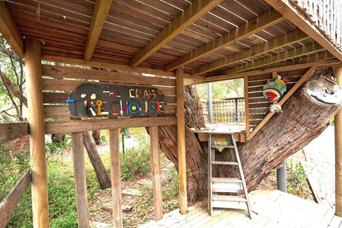 Claystone - walking distance to the beach!