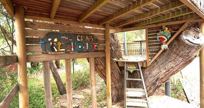 Claystone - walking distance to the beach!