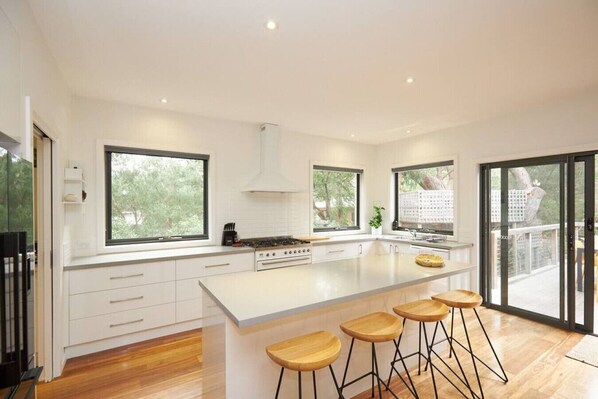 Kjøleskap, mikrobølgeovn, ovn og kokeplater