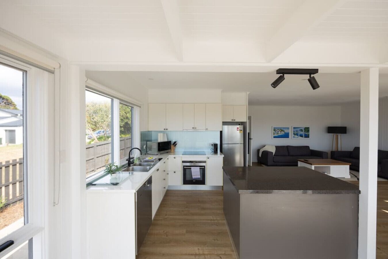 Frigorífico, microondas, horno y placa de cocina