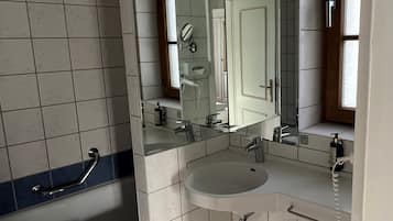 Suite tradicional, 1 cama King size y sofá cama, para no fumadores, vista al lago | Baño | Amenidades de baño gratuitas, secadora de cabello, toallas