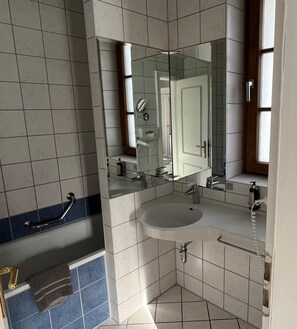Suite Tradisional, 1 Tempat Tidur King dengan tempat tidur Sofa, Bebas Asap Rokok, pemandangan danau | Kamar mandi | Perlengkapan mandi gratis dan pengering rambut