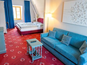 خزنة داخل الغرفة وبديكورات فريدة لكل غرفة وطراز فريد لكل وحدة