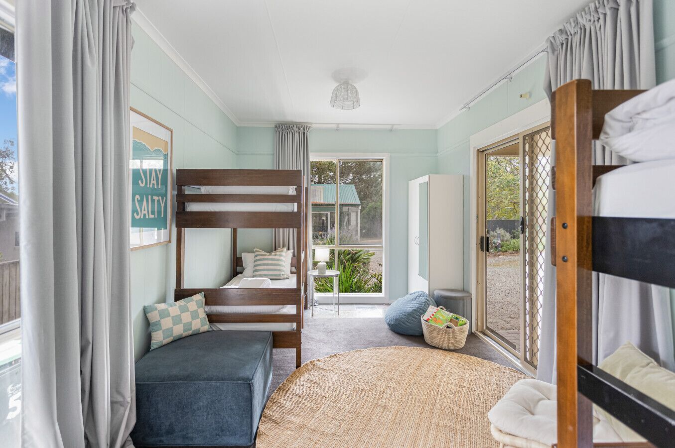 5 bedrooms, desk, iron/ironing board, WiFi