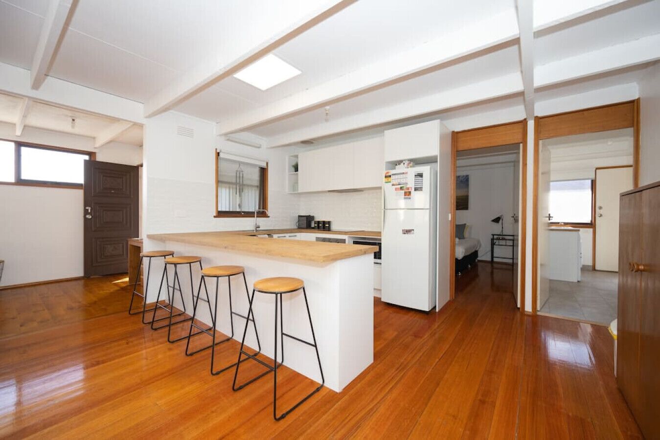 冷蔵庫、電子レンジ、オーブン、コンロ