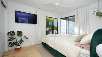 3 bedrooms, desk, WiFi, bed sheets