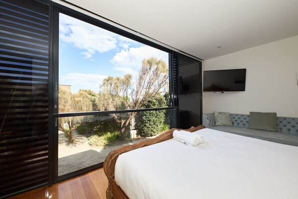 3 bedrooms, iron/ironing board, WiFi, bed sheets - Debonair Townhouse - 150 metres to beach! (Anglesea)