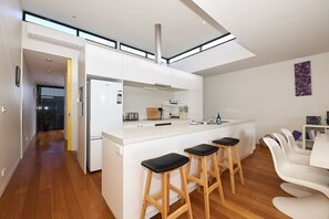 Refrigerador, horno, parrilla de estufa y lavavajillas 