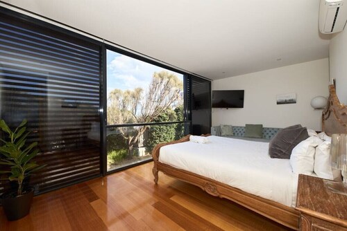 Debonair Townhouse - 150 metres to beach!