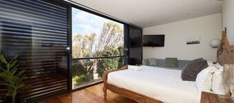 Debonair Townhouse - 150 metres to beach!