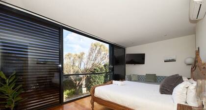 Debonair Townhouse - 150 metres to beach!