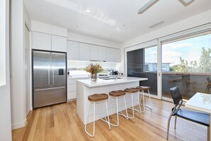 Køleskab, mikrobølgeovn, ovn, kogeplade