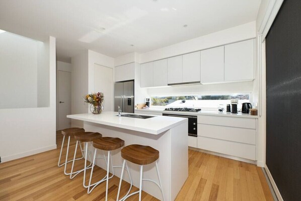 冷蔵庫、電子レンジ、オーブン、コンロ