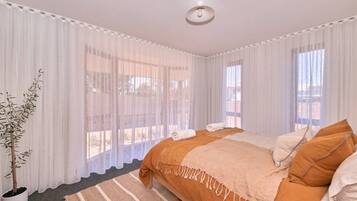 3 bedrooms, desk, iron/ironing board, WiFi