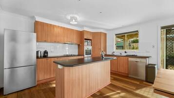 Frigorifero, microonde, forno, piano cottura