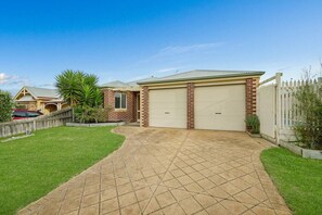 Property grounds - Highgrove Pool House (Ocean Grove)