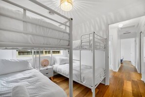 4 عدّة غرف نوم ومكواة/لوح كي وسرير سفر وواي فاي مجانًا