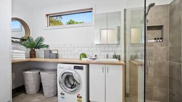 Secador de pelo, toallas