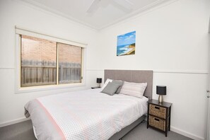 3 slaapkamers, een strijkplank/strijkijzer, reisbedje, wifi