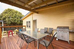 Outdoor dining - Classic Beach Abode - Torquay (Torquay)