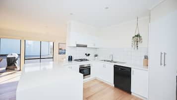 Kühlschrank, Wasserkocher mit Kaffee-/Teezubehör, Hochstuhl