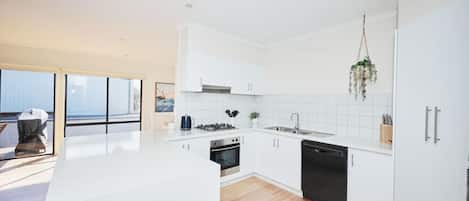 Een koelkast, een koffiezetapparaat/waterkoker, een kinderstoel