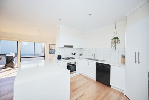 Cowrie Beach Haven- 600 meters to beach!