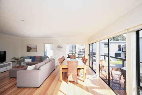 Cowrie Beach Haven- 600 meters to beach!