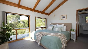 4 bedrooms, travel crib, WiFi, bed sheets