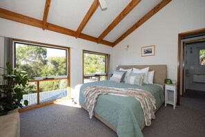 4 bedrooms, travel crib, WiFi, bed sheets