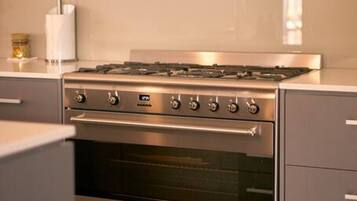 Frigorífico, cafetera o tetera y utensilios de cocina