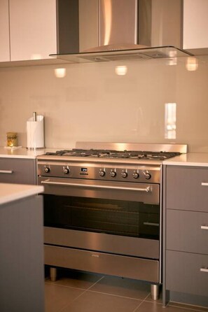 Refrigerador, cafetera y tetera y utensilios de cocina 