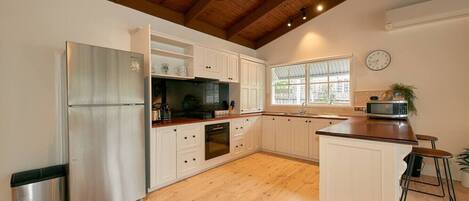 Kylskåp, mikrovågsugn, ugn och diskmaskin