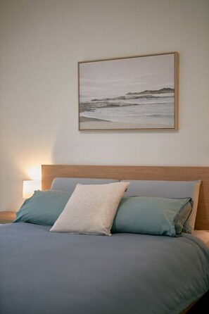 3 bedrooms, desk, iron/ironing board, travel cot