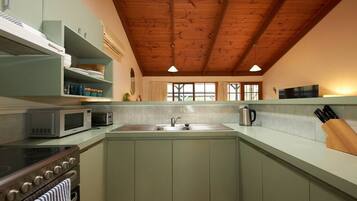 Coffee/tea maker, cookware/dishes/utensils