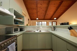 Kaffe-/temaskine, køkkentøj/tallerkener/redskaber