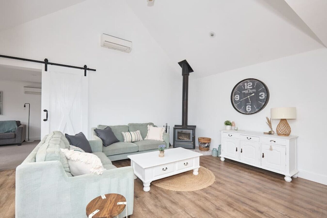 Una televisión, una chimenea