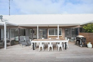 Outdoor dining - Coastal Family Lodge (Torquay)
