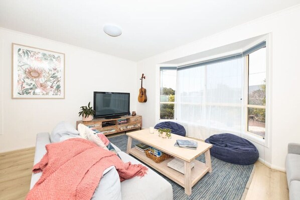 Een televisie en boeken