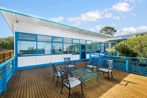 Outdoor dining - Point Roadknight treasure (Anglesea)
