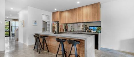 Fridge, oven, stovetop, dishwasher