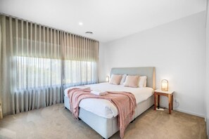 5 bedrooms, iron/ironing board, free WiFi, bed sheets