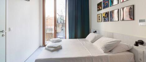 Bureau, fer et planche à repasser, lit parapluie, Wi-Fi